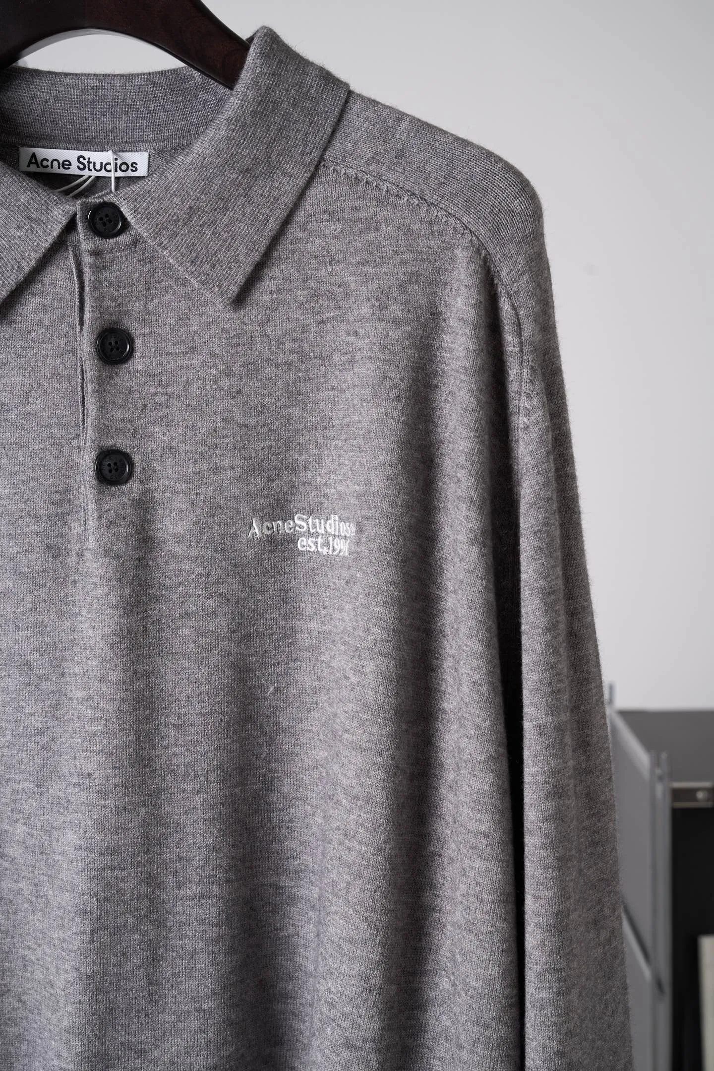 [Real auction] Acne Studios logo embroidered knitted polo shirt [In Stock] S M L The fabric is made of wool + yak hair blend. The wool ensures skin-friendly warmth and breathability. The yak hair improves the stiffness and wrinkle resistance of the fabric. It combines softness and pattern support. High-density jersey knitting technique is used. The yarns are finely intertwined. There are no excess floating threads on the surface. It feels soft and waxy and does not scratch the skin. It has a moderate weight and can be worn alone in spring and autumn. It can be worn as an inner layer in winter without feeling heavy or bulky. Ready-made garments undergo pre-shrunk + soft finishing processes to prevent shrinkage during the first wash while neutralizing the roughness of the fabric and maintaining long-term smoothness. Ready-to-wear deodorization treatment removes odors from new materials. Adopts a three-dimensional and slightly loose version. The shoulder line falls naturally. Suitable for different shoulder shapes. Garment length reaches hips. Modifies body proportions. Not picky about body shape. Ribbed closing process. High-elastic rib knitting for cuffs and hem. Precision sewing seams. The embroidery process on the left chest "Acne Studios est" adopts computerized precision flat embroidery + three-dimensional thread filling process. The embroidery thread is made of high-twist polyester thread, which is friction-resistant and does not fade. The embroidery edges are neat and burr-free. The stitch spacing is even (about 8-10 stitches/cm) for a full sense of recognition and sophistication. The whole garment is sewn with high-density double-thread overlock. The stitch spacing is 0.3-0.5cm. Key parts (shoulder seams, side seams) are reinforced with double threads to prevent open threads. The inner hemming treatment reduces friction and improves wearing comfort. The dyeing process adopts alcohol black fixation dyeing technology. The dye penetrates into the fiber and undergoes multiple fixation treatments. It is not easy to lose color during washing and cross-color to maintain the purity of Black.
